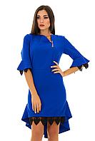 Нарядное приталенное платье с кружевной отделкой и небольшим шлейфом