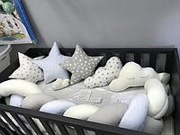 Косичка и декоративные подушки для малыша