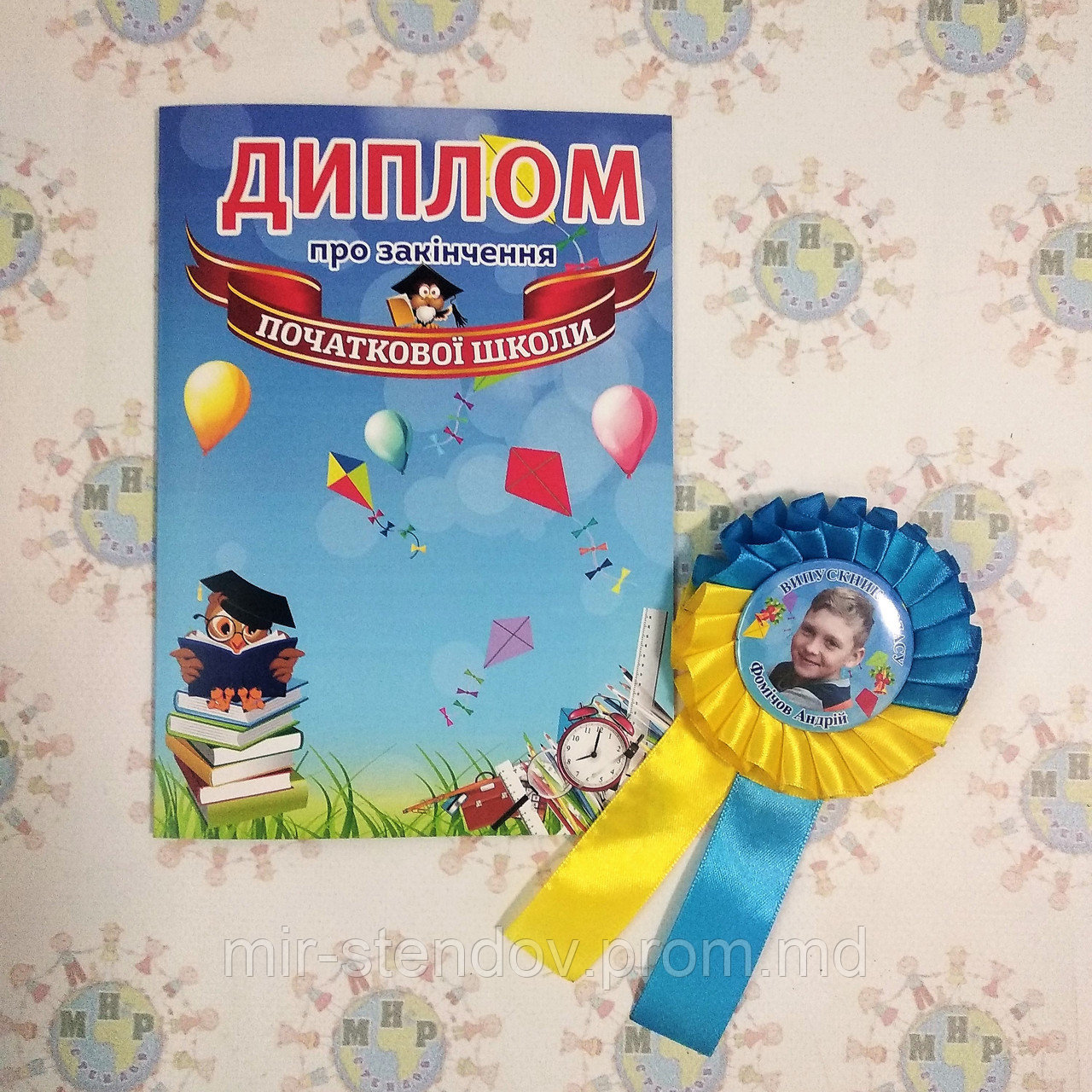 Диплом и значок с розеткой и ленточками в украинском стиле с фотографией выпускника - фото 1 - id-p9521397