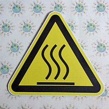 Табличка Осторожно. Горячая поверхность