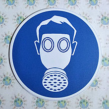 Табличка Надевайте противогаз - знак безопасности, предупреждающий знак