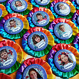 Значок с оригинальной розеткой Незабудка райдужна, фото 2