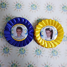 Жовті та сині розетки для випускників та першокласників