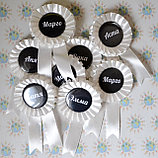 Значок с белой розеткой и хвостиками, фото 2