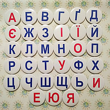 Комплект значков с буквами