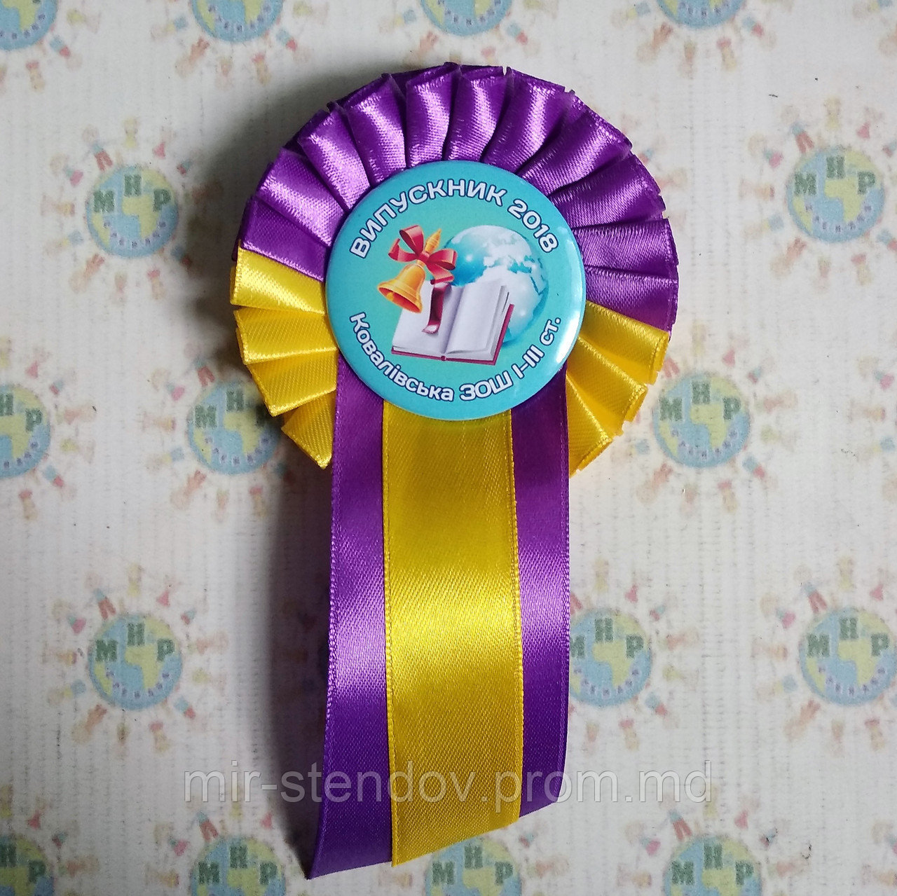Значок Выпускник с розеткой и хвостиком фиолетово-жёлтой - фото 1 - id-p9522403