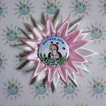 Значок для выпускника или первоклассника с розеткой Гвоздика