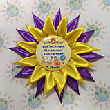 Значок Выпускник детского сада или школы с розеткой Анютины глазки, фото 2