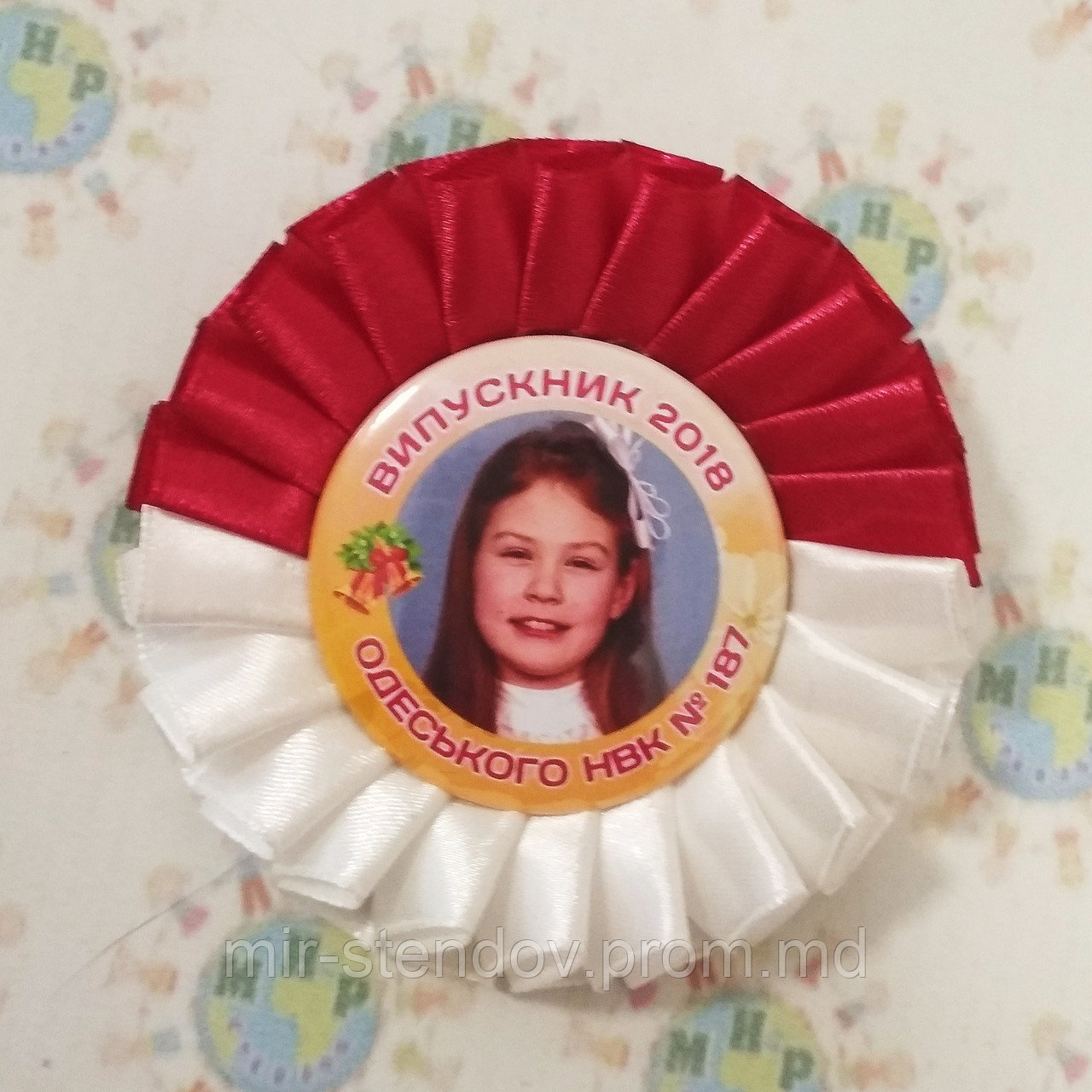 Значок на выпускной или 1 сентября с розеткой Бордово-белой, фото 1