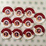 Значок на выпускной или 1 сентября с розеткой Бордово-белой, фото 3