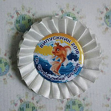 Значки для первоклассников и выпускников с розеткой. Белый