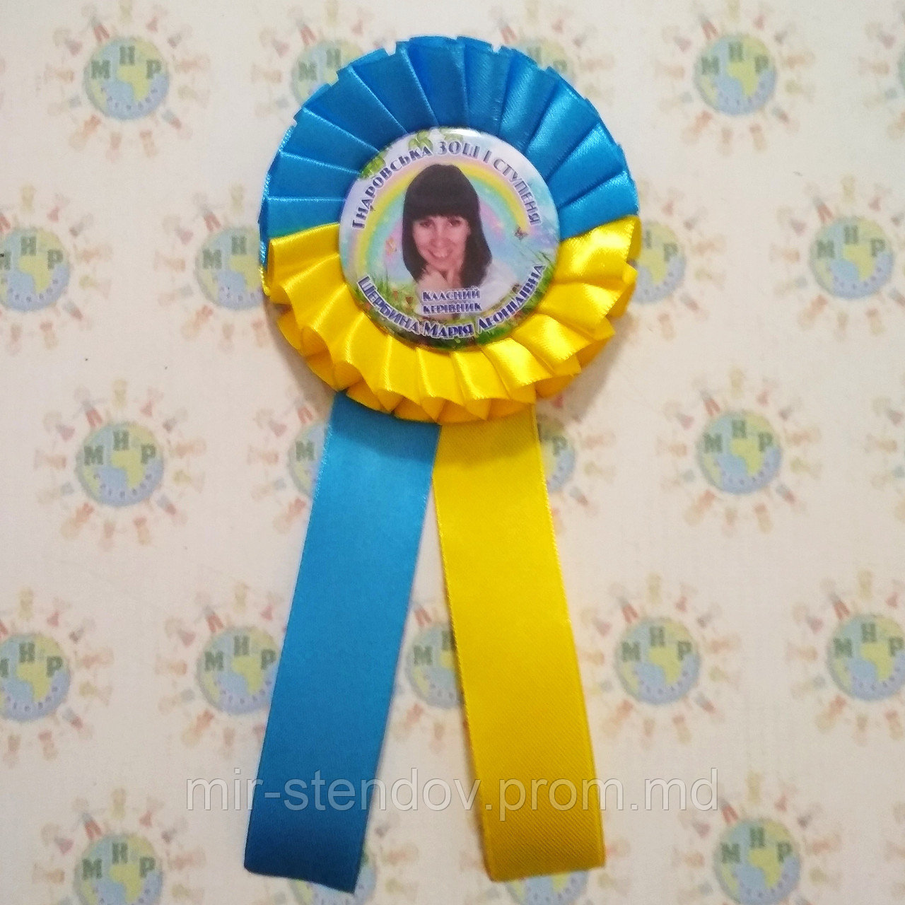 Значок с розеткой и хвостиками желто-голубыми. Выпускник, фото 1