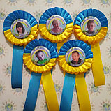 Значок с розеткой и хвостиками желто-голубыми. Выпускник, фото 4