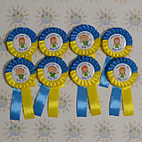 Значок с розеткой и хвостиками желто-голубыми. Выпускник, фото 6