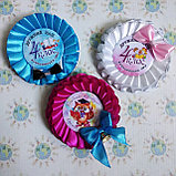 Значок Выпускник с оригинальной розеткой Синий смокинг с белым воротничком, фото 3