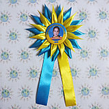 Значок с фотографией выпускника, с розеткой Астра и ленточками, фото 2