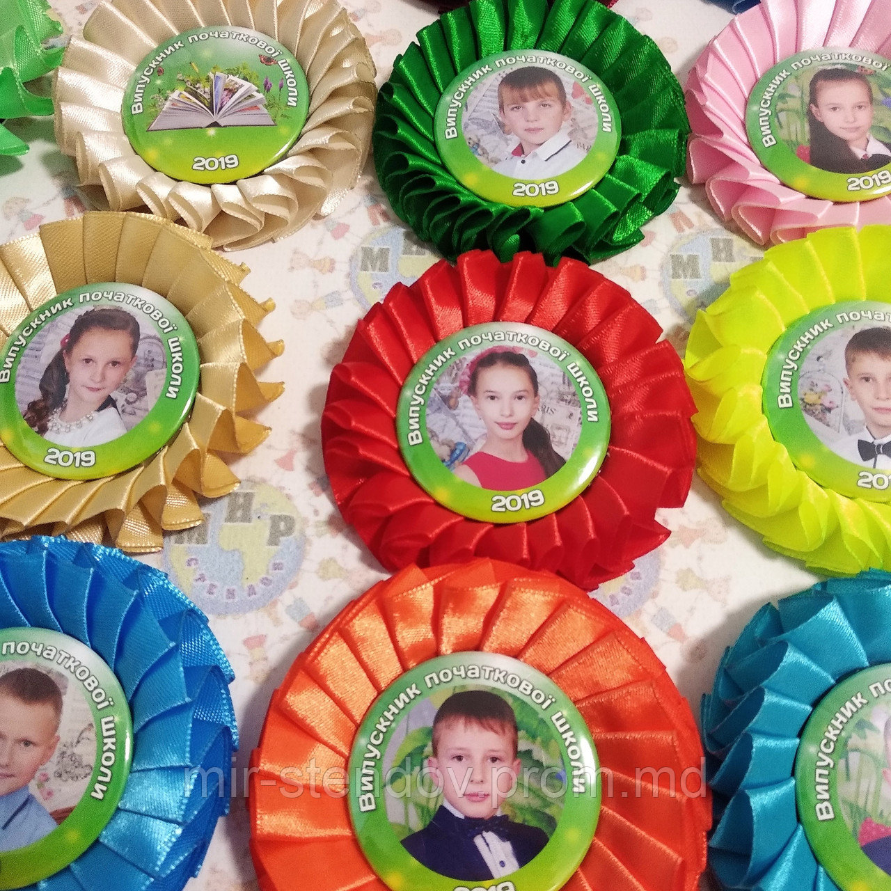 Значки для выпускников с разноцветными розетками, фото 1