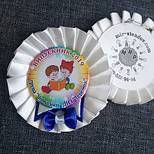 Значки с розеткой "Смокинг" для выпускников или первоклассников с синим бантиком