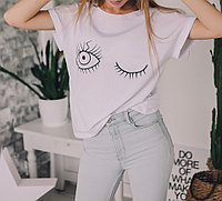 Стильная женская футболка с рисунком глаз спереди