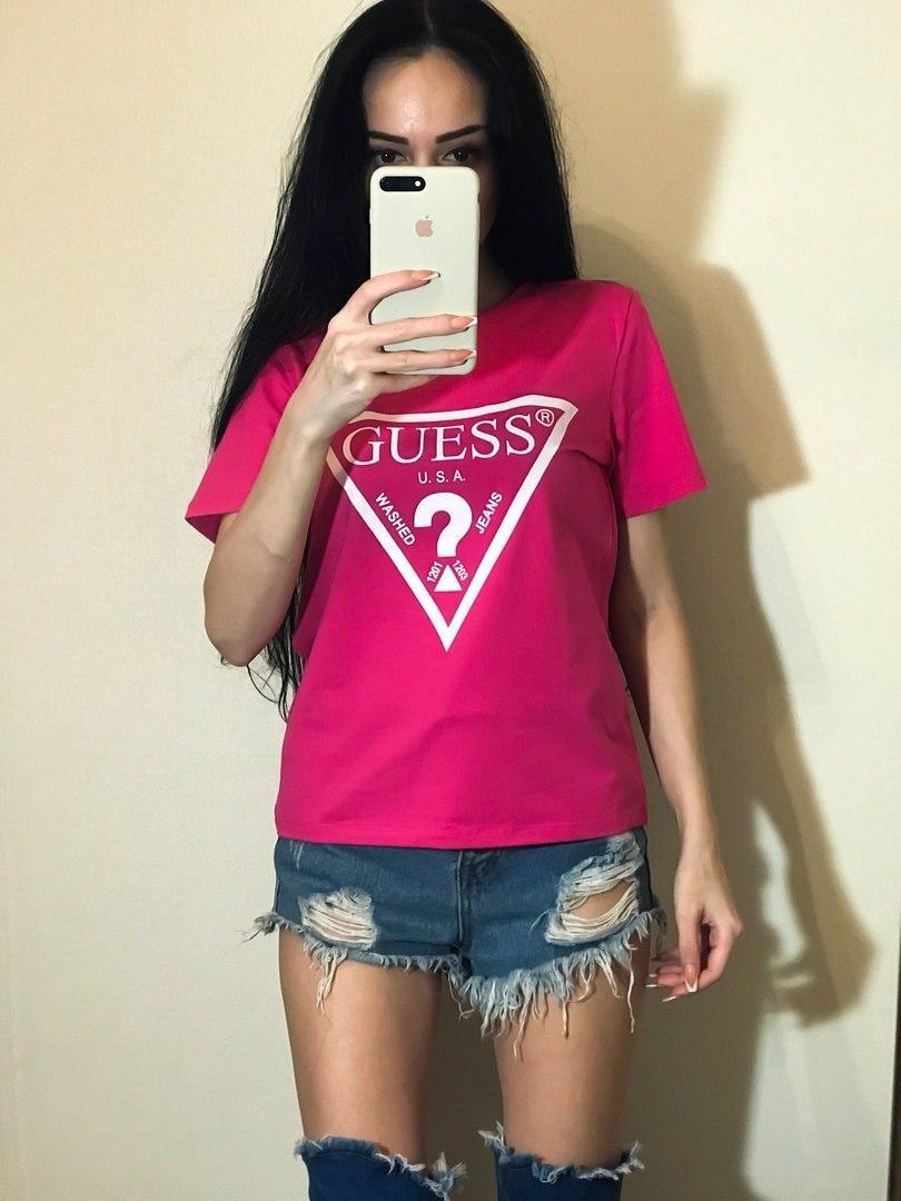 Стильная женская футболка с красивой надписью спереди, реплика Guess - фото 1 - id-p9621515