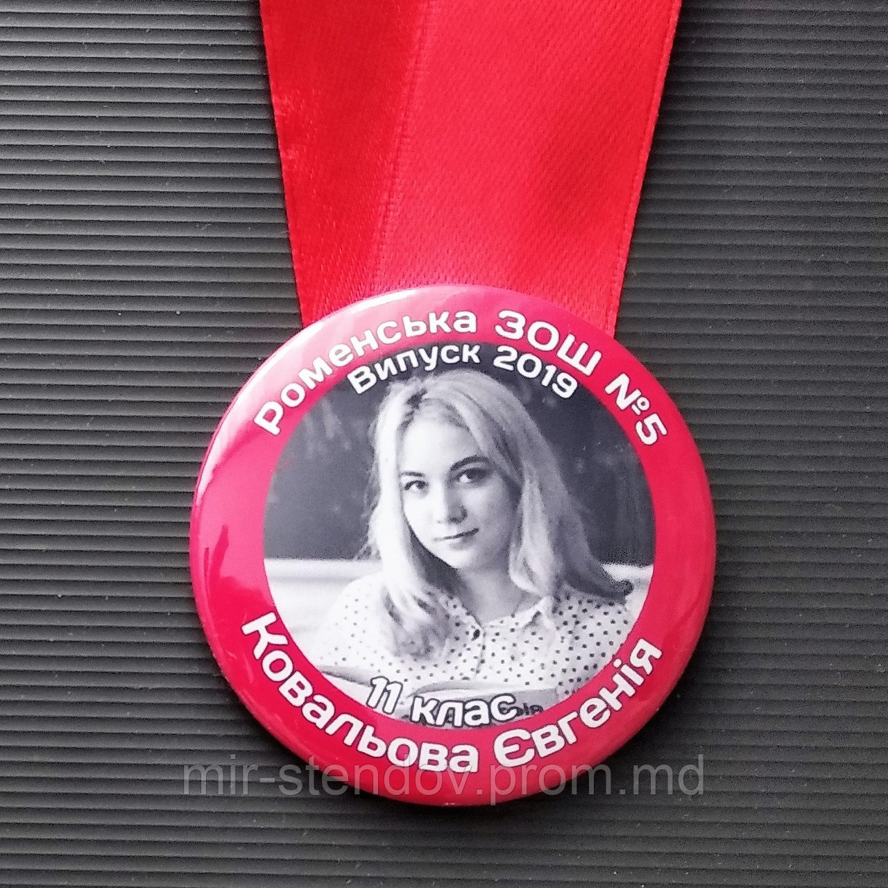 Медаль выпускника с фотографией и красной лентой, фото 1