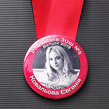 Медаль выпускника с фотографией и красной лентой