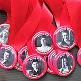 Медаль выпускника с фотографией и красной лентой, фото 2