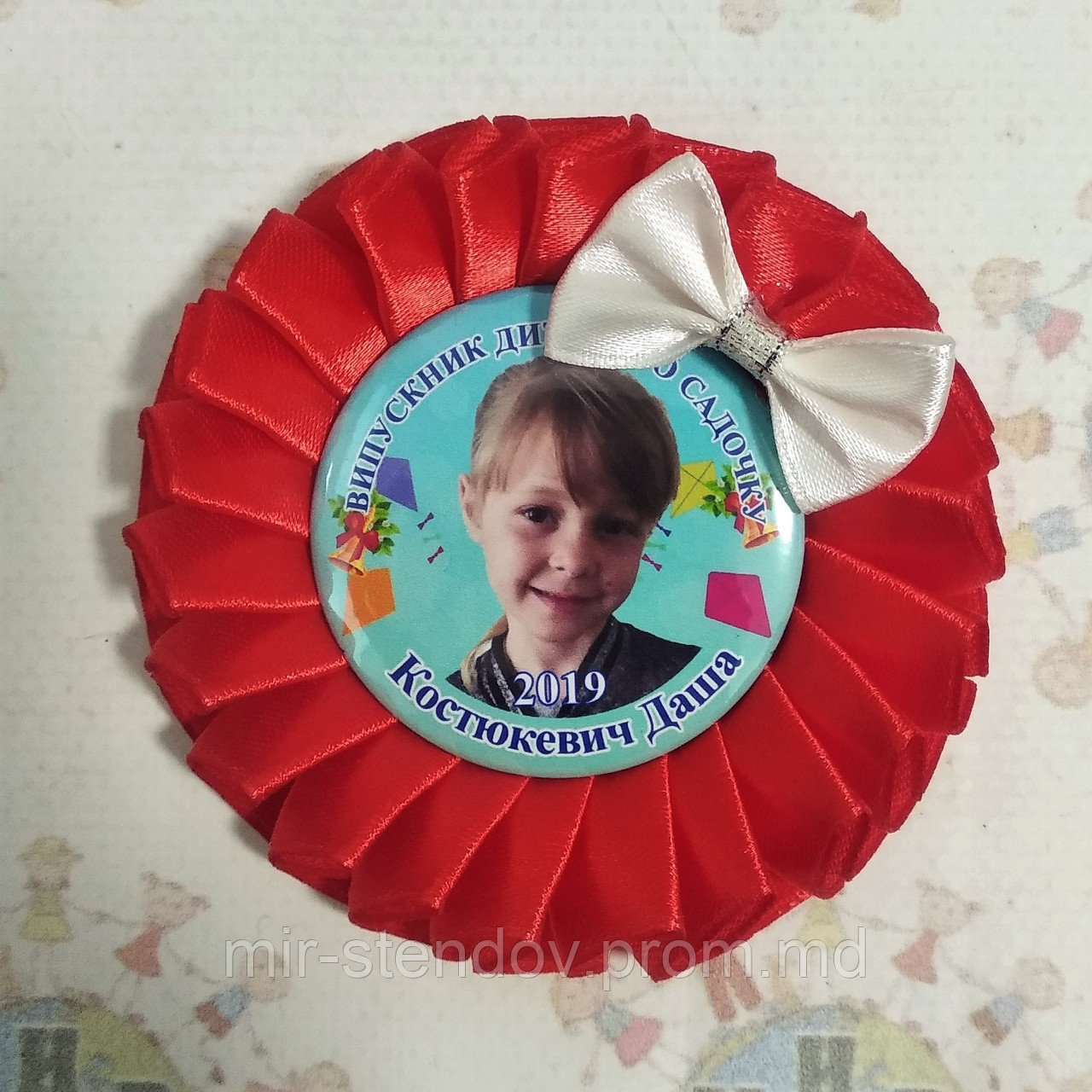 Значки с розеткой Красной "Красавица" для выпускников или первоклассников, фото 1