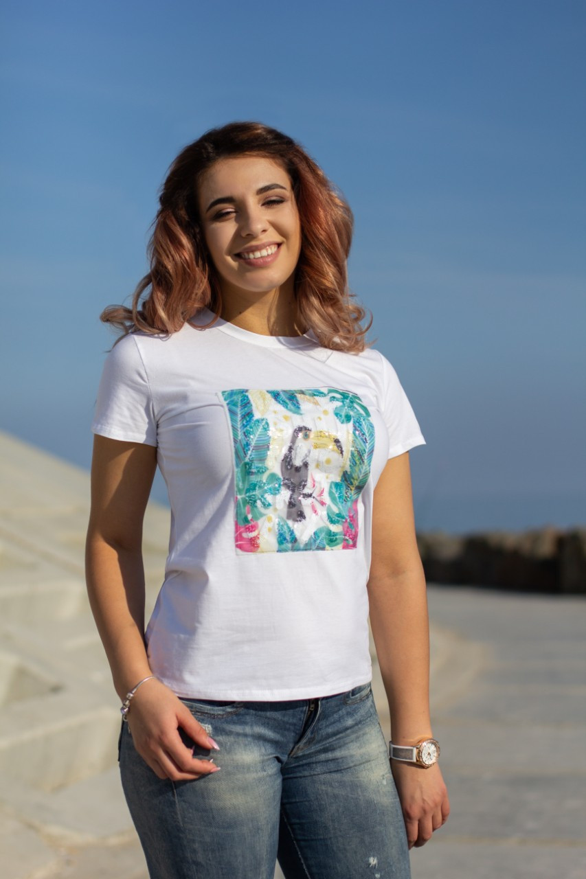 Женская летняя футболка с интересной аппликацией спереди - фото 1 - id-p9666718