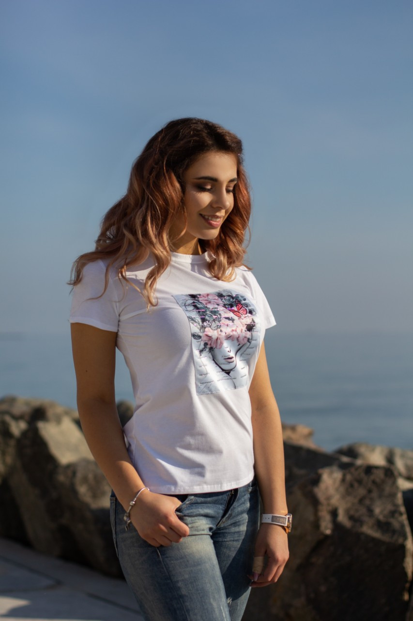 Женская летняя футболка с интересной аппликацией спереди - фото 1 - id-p9666720