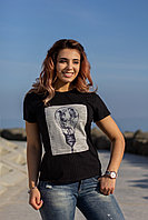 Женская летняя футболка с интересной аппликацией спереди