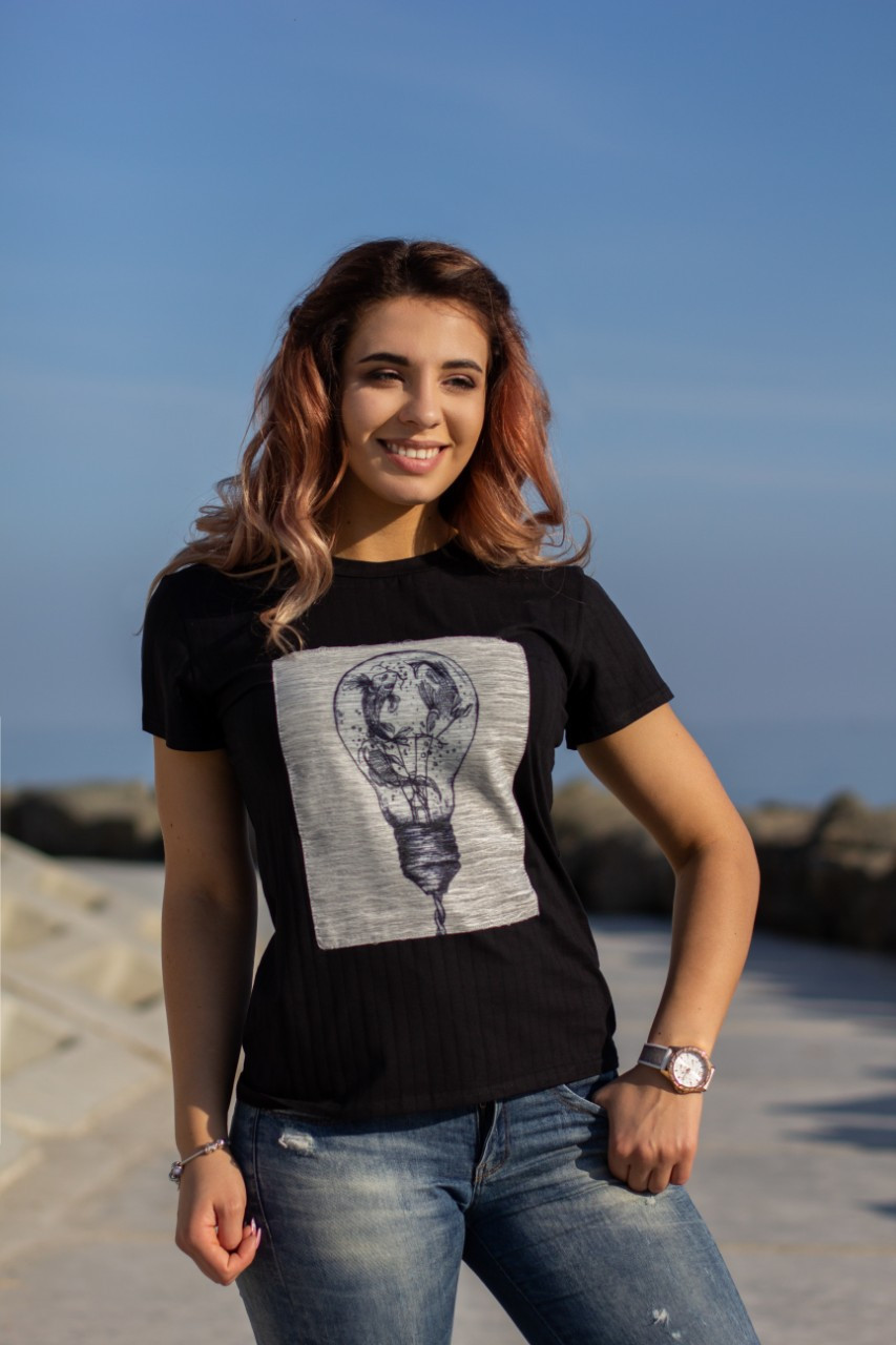 Женская летняя футболка с интересной аппликацией спереди - фото 1 - id-p9666722