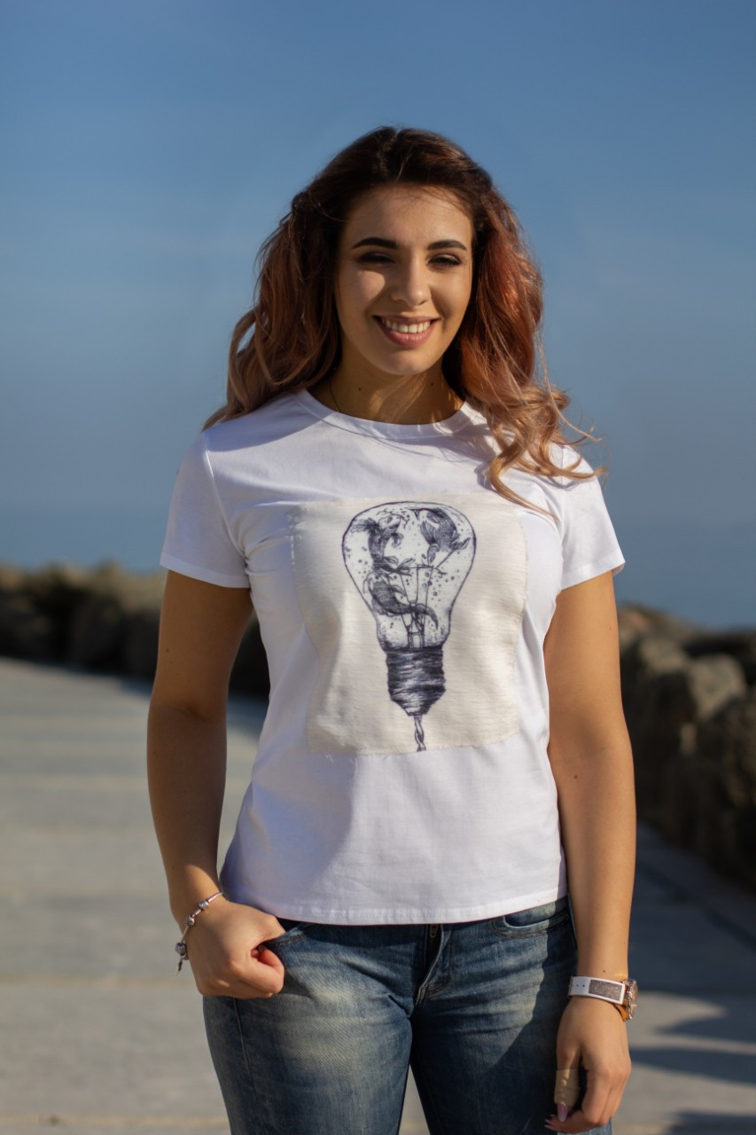 Женская летняя футболка с интересной аппликацией спереди - фото 1 - id-p9666723