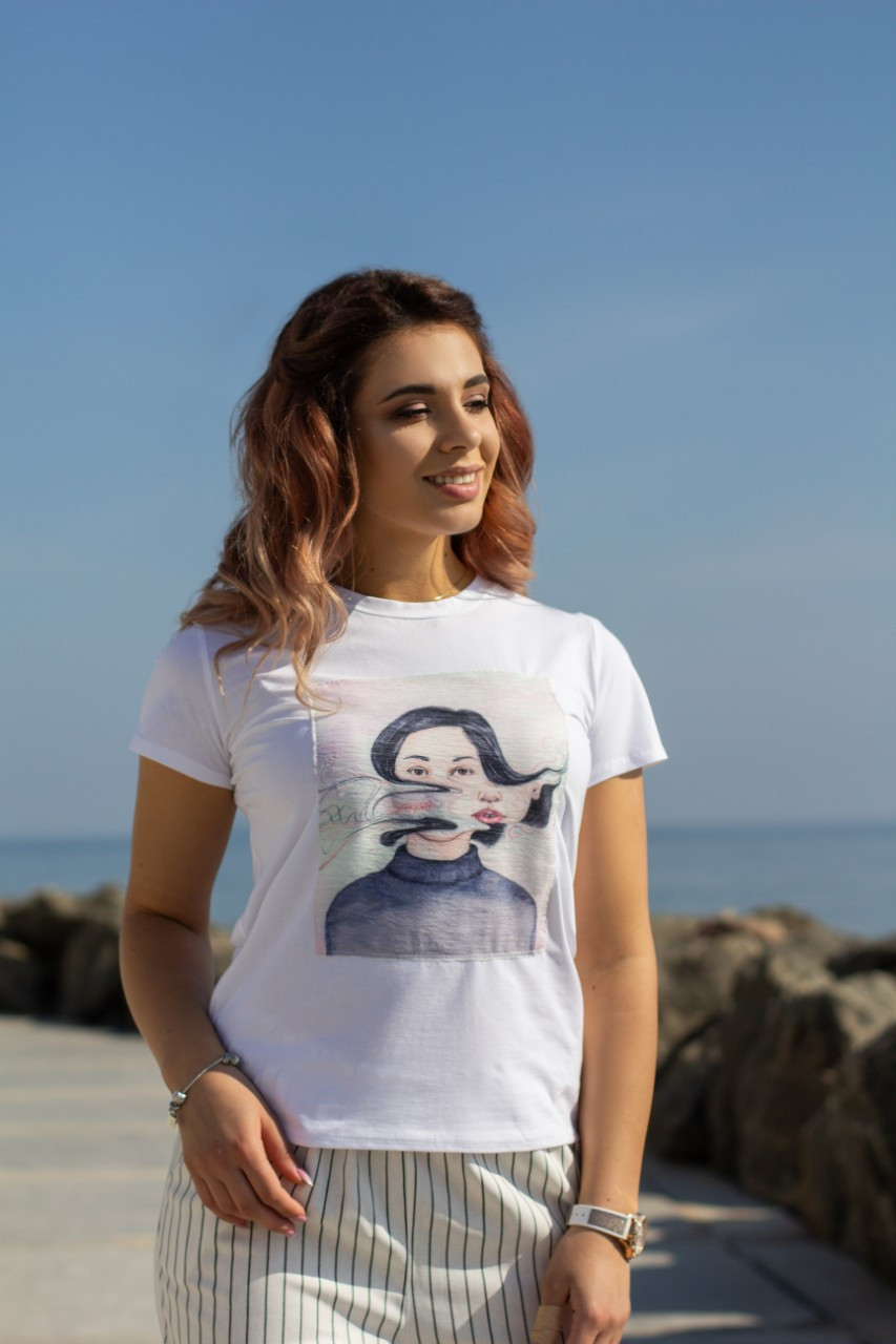 Женская летняя футболка с интересной аппликацией спереди - фото 1 - id-p9679512