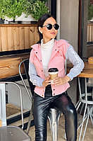 Стильная женская короткая джинсовая куртка с трикотажными рукавами и капюшоном