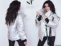 Стильная блестящая осенняя женская куртка на застежках лентах на металлических фастексах