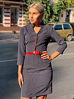 Элегантное деловое платье в клетку на пуговицах сверху и с красным поясом в комплекте