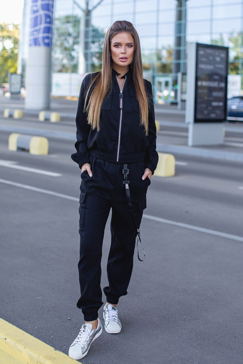 Стильный женский костюм: кофта-куртка на змейке и штаны с накладными карманами по бокам и лентой на карабинах - фото 1 - id-p9935605