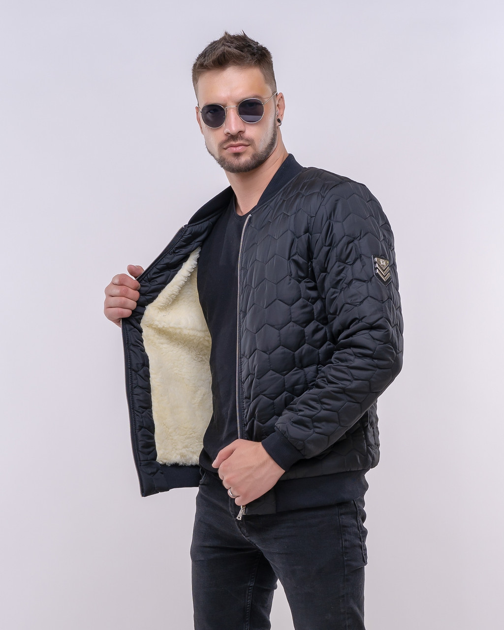 Стильная молодежная мужская куртка бомбер из стеганой плащевки с подкладкой из искусственной овчины - фото 1 - id-p9935619