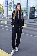 Стильный женский костюм: кофта-куртка на змейке и штаны с накладными карманами по бокам и лентой на карабинах
