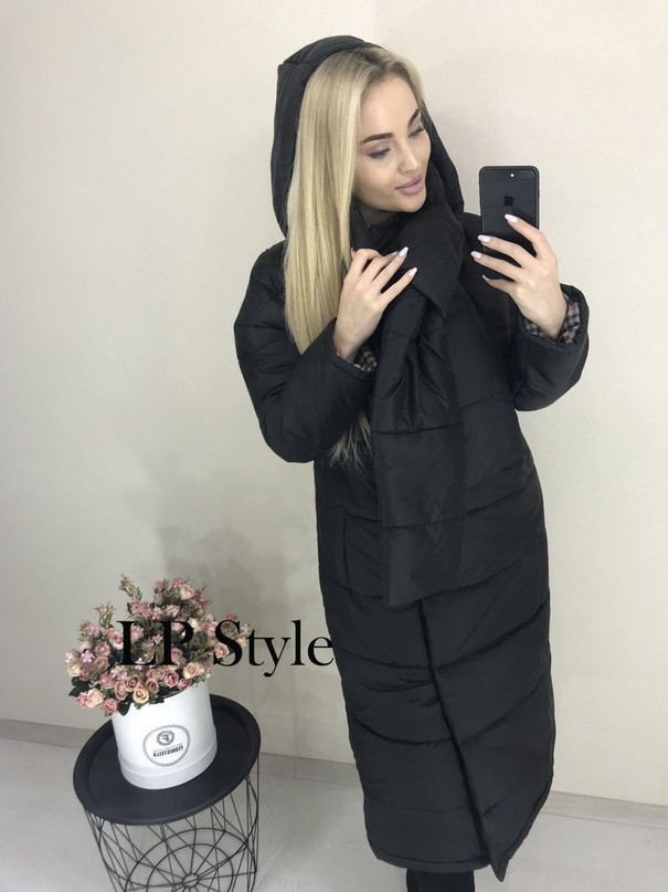 Стильное осеннее дутое длинное стеганное пальто на синтепоне свободного кроя с капюшоном и поясом-шарфом - фото 1 - id-p9944077