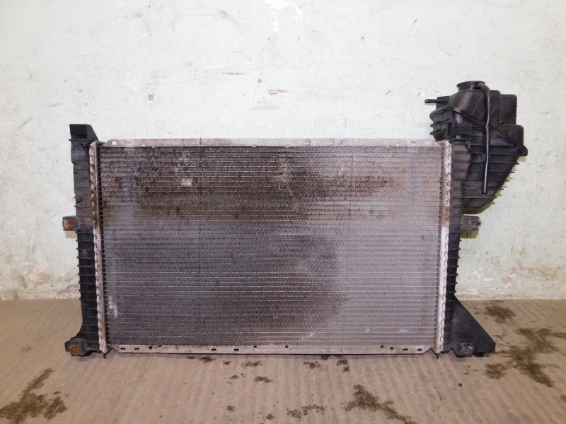 Радиатор основной Mercedes Sprinter 2001 - фото 1 - id-p9948643