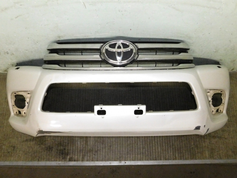 Бампер передний Toyota Hilux 8 2015 - фото 1 - id-p9949221