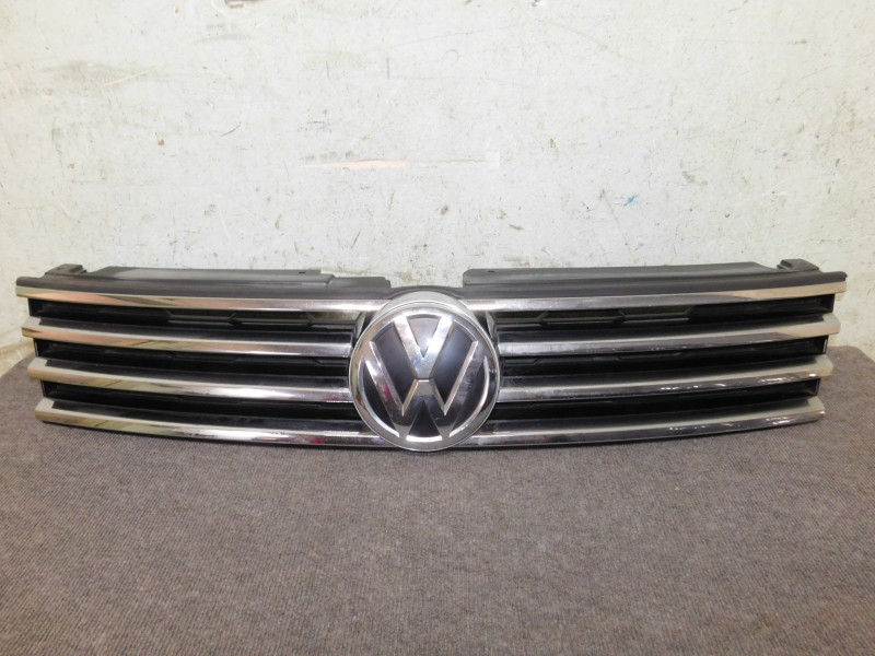 Решетка радиатора Volkswagen Touareg 2015-2018 - фото 1 - id-p9949650