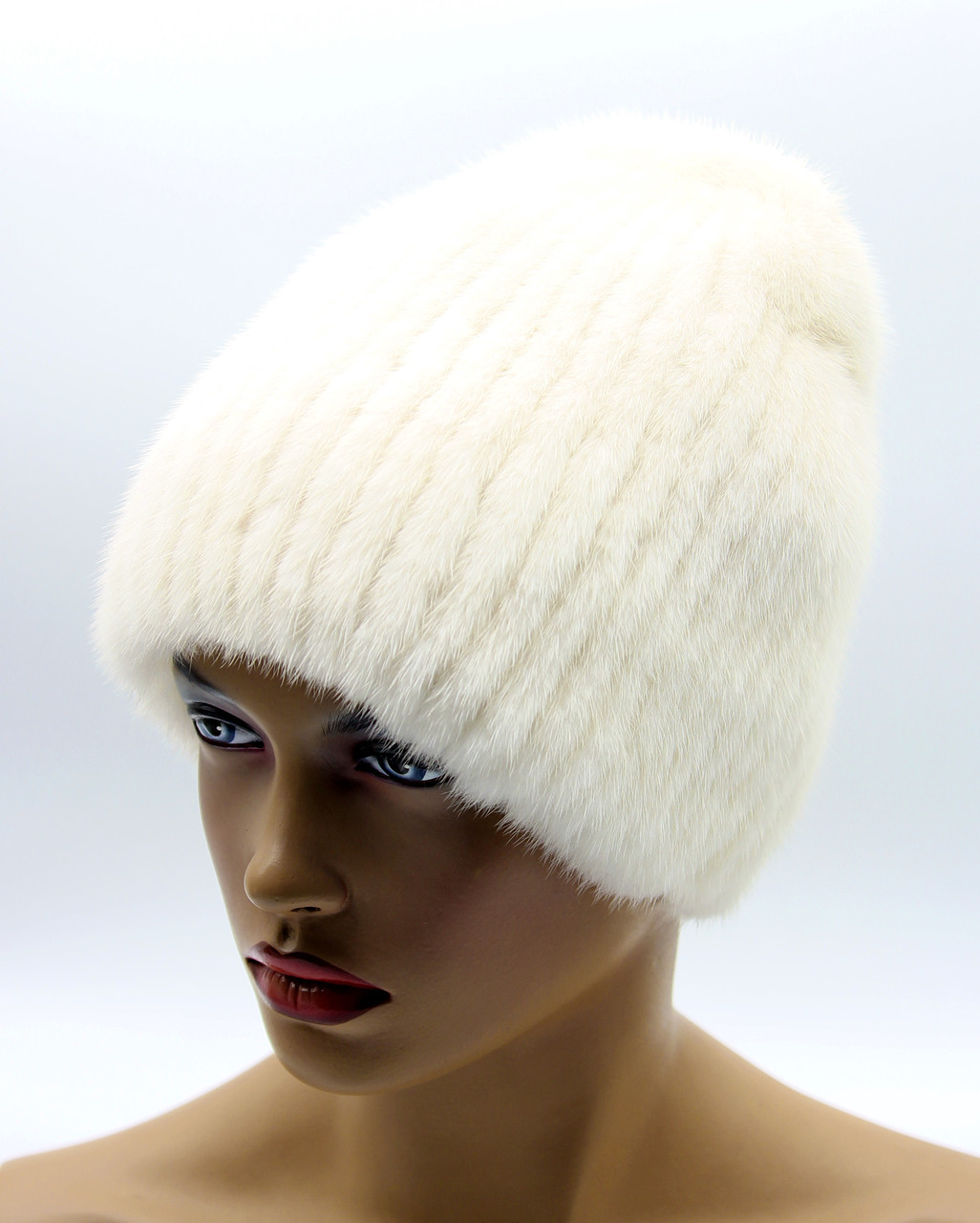 Норковая женская меховая шапка на вязаной основе "Бини" (белая). - фото 1 - id-p10103243
