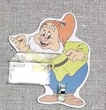 Стенд для выставки рисунков и поделок с прищепками и  полочками. Белоснежка и гномы, фото 4