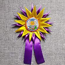 Значок Выпускник детского сада или школы с розеткой и хвостиками Анютины глазки