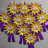 Значок Выпускник детского сада или школы с розеткой и хвостиками Анютины глазки, фото 2