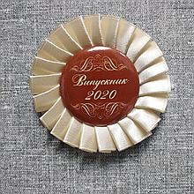 Значок Выпускник с розеткой Кремовая