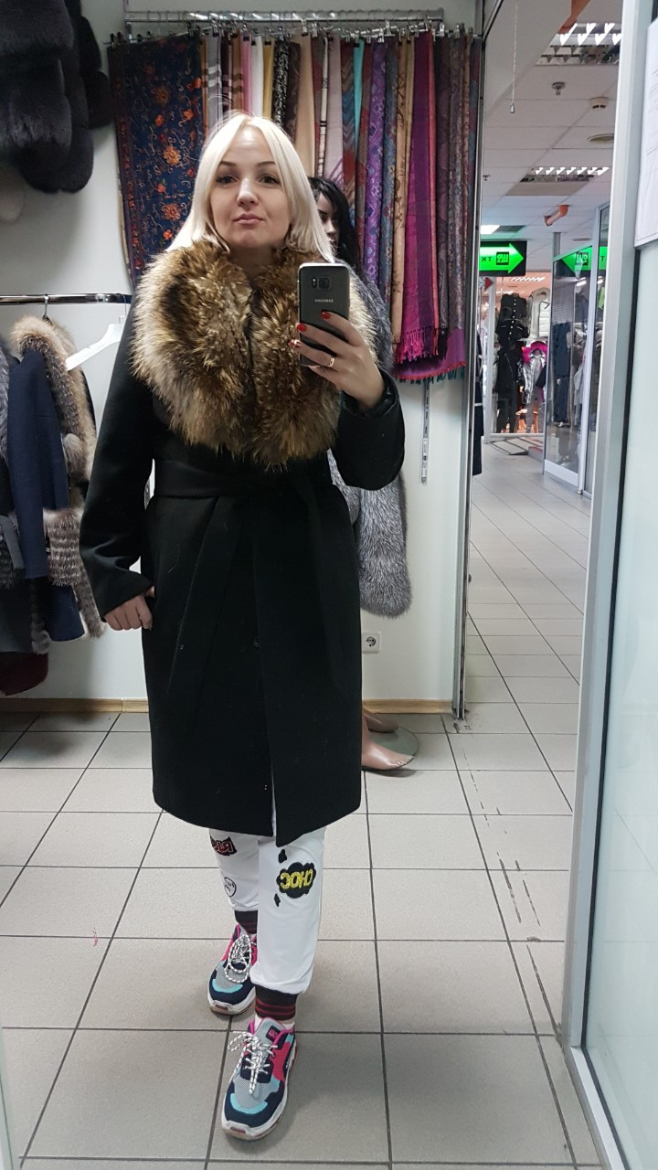 Зимнее пальто с мехом енота в наличии 50 размер - фото 1 - id-p10127497